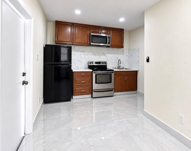 930 Ne 52nd Court - Photo Thumbnail 1