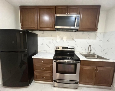 930 Ne 52nd Court - Photo Thumbnail 6