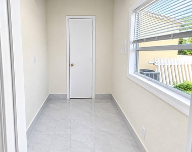 930 Ne 52nd Court - Photo Thumbnail 3