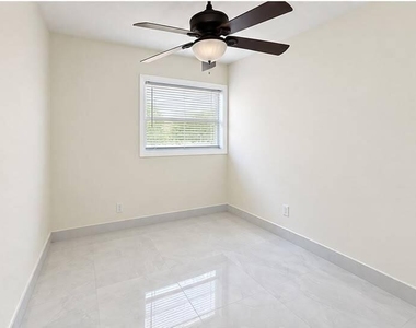 930 Ne 52nd Court - Photo Thumbnail 2