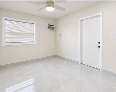 930 Ne 52nd Court - Photo Thumbnail 4
