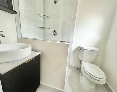 930 Ne 52nd Court - Photo Thumbnail 5