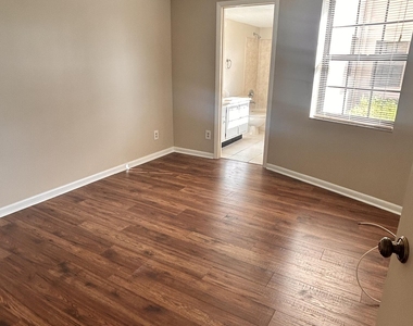 2481 Ne Collins Circle - Photo Thumbnail 4