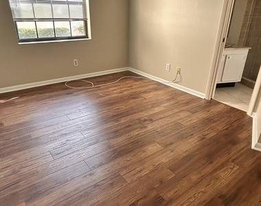 2481 Ne Collins Circle - Photo Thumbnail 2