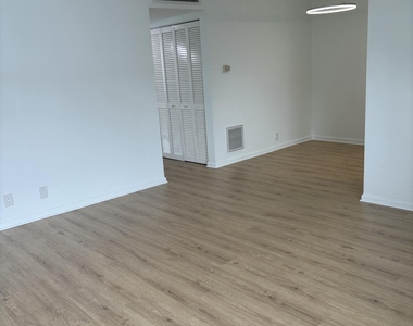 2860 Ne 14th St Street - Photo Thumbnail 1