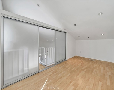 4477 Woodman Avenue - Photo Thumbnail 16