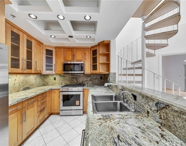 4477 Woodman Avenue - Photo Thumbnail 6