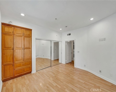 4477 Woodman Avenue - Photo Thumbnail 18
