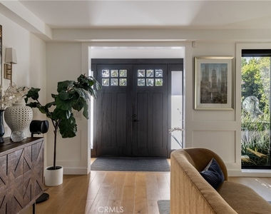 4637 Morella Avenue - Photo Thumbnail 3