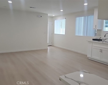 315 W 56th - Photo Thumbnail 8