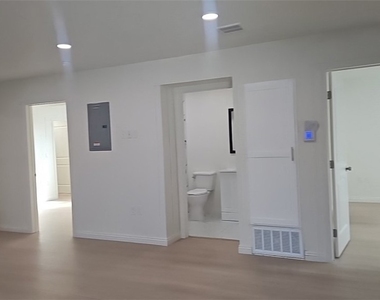 315 W 56th - Photo Thumbnail 10