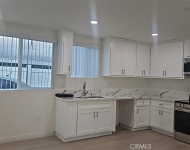 315 W 56th - Photo Thumbnail 2