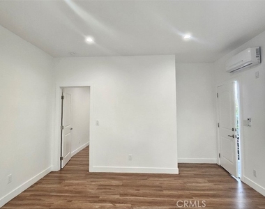 4509 S Kansas Ave - Photo Thumbnail 6