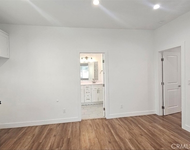 4509 S Kansas Ave - Photo Thumbnail 8