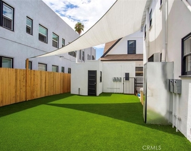 502 E 5th St - Photo Thumbnail 3