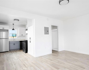 502 E 5th St - Photo Thumbnail 5