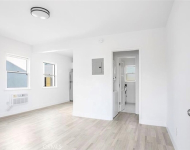 502 E 5th St - Photo Thumbnail 4