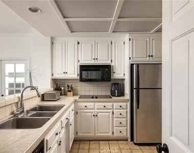1214 E Balboa Boulevard - Photo Thumbnail 11