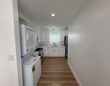 2808 Exposition Pl - Photo Thumbnail 3