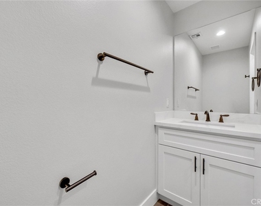 16385 Valencia Avenue - Photo Thumbnail 15