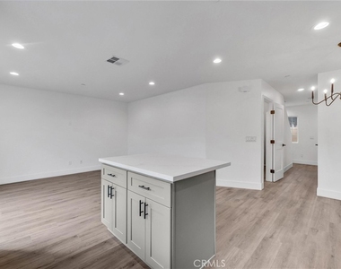 16385 Valencia Avenue - Photo Thumbnail 8