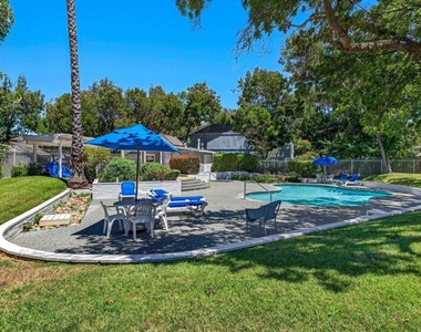 4125 Amberwood Cir - Photo Thumbnail 8