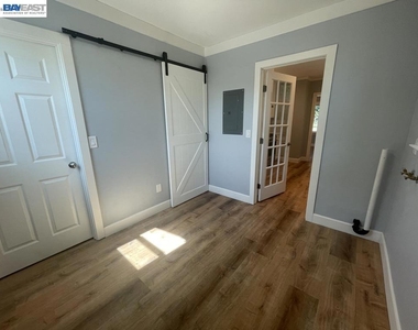 2593 East Ave - Photo Thumbnail 18