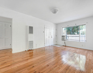 1427 N Martel Avenue - Photo Thumbnail 1