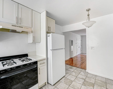 1427 N Martel Avenue - Photo Thumbnail 6