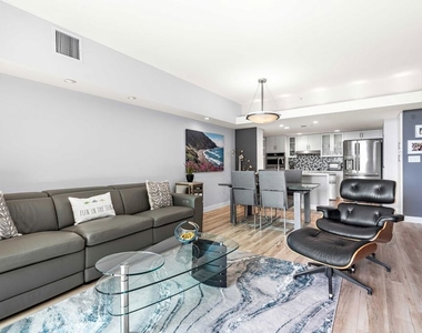 13700 Marina Pointe Drive - Photo Thumbnail 11