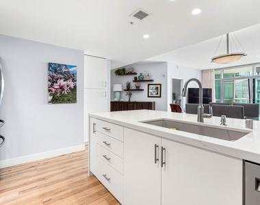 13700 Marina Pointe Drive - Photo Thumbnail 4