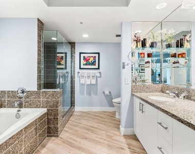 13700 Marina Pointe Drive - Photo Thumbnail 9