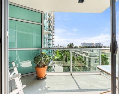 13700 Marina Pointe Drive - Photo Thumbnail 12