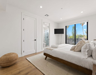 5118 Laurel Canyon - Photo Thumbnail 13