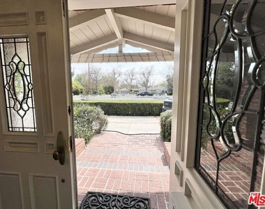 22839 Oxnard Street - Photo Thumbnail 8