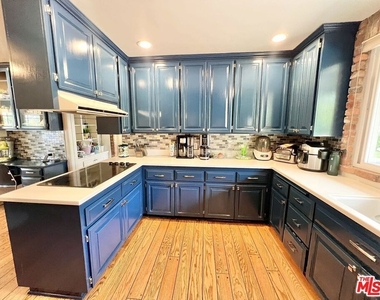 22839 Oxnard Street - Photo Thumbnail 19