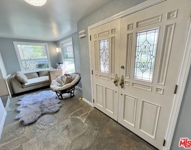 22839 Oxnard Street - Photo Thumbnail 9