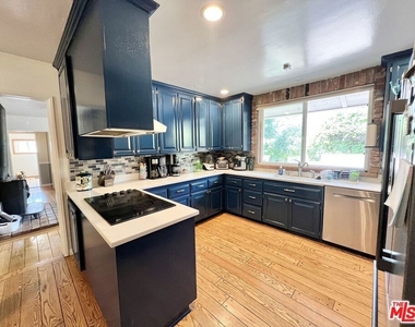 22839 Oxnard Street - Photo Thumbnail 20