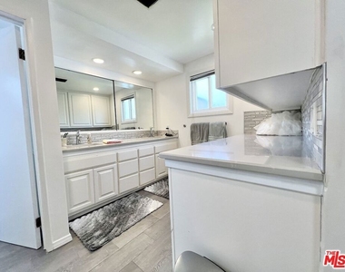 22839 Oxnard Street - Photo Thumbnail 35
