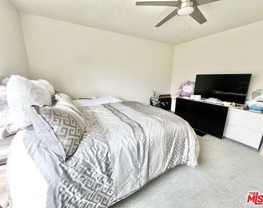 22839 Oxnard Street - Photo Thumbnail 40
