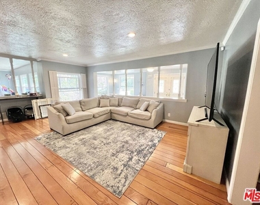 22839 Oxnard Street - Photo Thumbnail 12