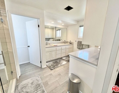 22839 Oxnard Street - Photo Thumbnail 33