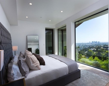 8780 Hollywood Boulevard - Photo Thumbnail 30