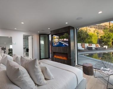 8780 Hollywood Boulevard - Photo Thumbnail 21