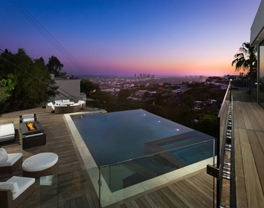 8780 Hollywood Boulevard - Photo Thumbnail 1