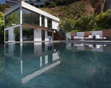 8780 Hollywood Boulevard - Photo Thumbnail 8