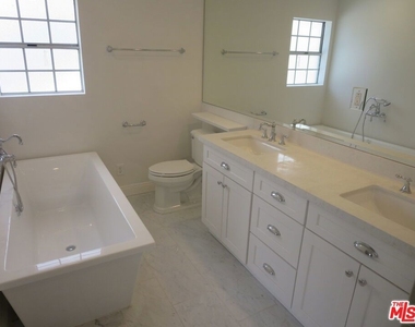 18232 Rosita Street - Photo Thumbnail 11