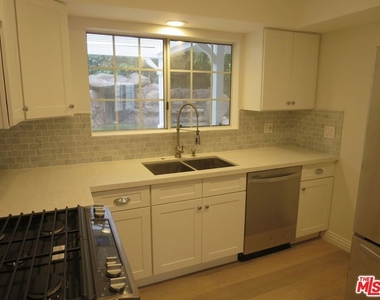 18232 Rosita Street - Photo Thumbnail 7