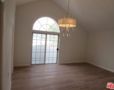 18232 Rosita Street - Photo Thumbnail 9