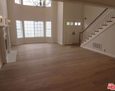 18232 Rosita Street - Photo Thumbnail 4
